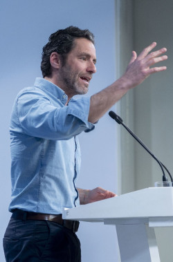 S&eacute;mper dice que el PSOE no quer&iacute;a los votos del PP en la Ley del `s&iacute; es s&iacute;` y ahora "ha tenido que rectificar"