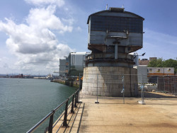 Señor Revilla una mano de pintura para la Grúa de Piedra