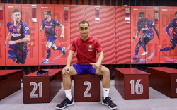 Sergi&ntilde;o Dest firma con el Bar&ccedil;a hasta 2025