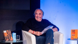 Serrat deposita en el Cervantes la partitura de `Mediterráneo`: "Nunca he hecho nada pensando en dejar un legado"