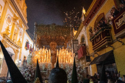 Sevilla vive una Madrugada de Viernes Santo con masiva afluencia en sus calles y sin incidentes