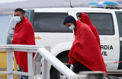 Siguen llegando pateras a Canarias y S&aacute;nchez a la luna de Valencia
