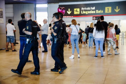 Siguen retenido los saharauis en  Barajas perseguidos  por Mohamed VI