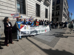 Sindicatos policiales se concentran en Santander contra las cesiones a Cataluña en inmigración