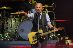 Springsteen invoca en San Sebastián el poder liberador del rock frente a los autoritarismos ante 40.000 seguidores