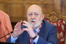 Tezanos (CIS) llega a la UIMP a defender a la mujer del presidente Sánchez