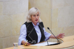 Todo el Parlamento c&aacute;ntabro, salvo el PSOE, pide al Congreso que legisle para acabar con  los okupas