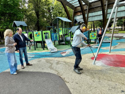 Torrelavega inicia la campaña de limpieza de parques infantiles en el Manuel Barquín