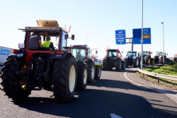 Tractoradas en Unquera, Colindres y Reinosa cortarán tres accesos a las autovías A-8 y A-67 este martes
