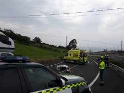 Trasladado a urgencias de Laredo un motorista tras colisionar con un furg&oacute;n en Ont&oacute;n