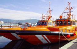 Tres  marroquies son avistados   llegando a la costa granadina en una moto acu&aacute;tica