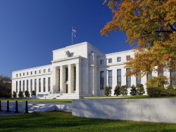 Trump maneja cuatro candidatos para presidir la Fed y excluye al secretario del Tesoro