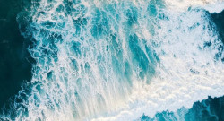 Un camarero se lanz&oacute; al agua y salv&oacute; a tres personas en el golpe de mar de Puerto la Cruz: "No dud&eacute; ni un momento"