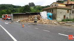 Un cami&oacute;n que transportaba madera se sale de la v&iacute;a en Hazas de Cesto