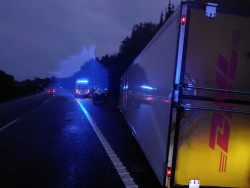 Un cami&oacute;n vuelca en la autov&iacute;a A8 en Praves sin que se produzcan heridos