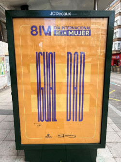 Un cartel municipal por el 8M aparece el apellido de la alcaldesa "Igual"