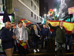 Un centenar de personas vuelven a protestar contra la amnistía ante la sede del PSOE en Santander