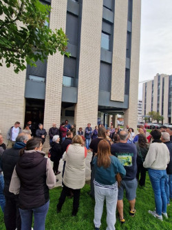 Un centenar de residentes en Primero de Mayo defiende sus pisos de alquiler con el apoyo del Sindicato de Vivienda