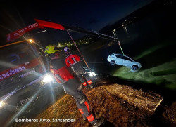 Un coche se sale de la v&iacute;a y cae al agua en la playa de Los Peligros de Santander