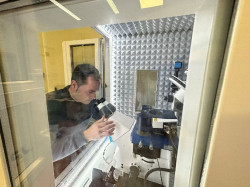 Un equipo del CSIC trabaja con un microscopio que `palpa` las células para avanzar en la investigación de enfermedades