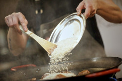 Un estudio apunta que la m&uacute;sica suave puede mejorar la experiencia de la cena en restaurantes