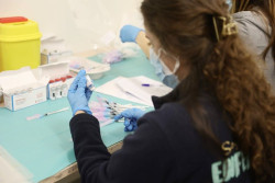  Un estudio confirma la necesidad de una dosis de refuerzo de Moderna o Pfizer para hacer frente a &Oacute;micron