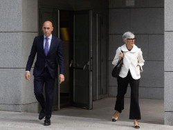 Un experto en lectura de labios propuesto por Rubiales asegura que &eacute;ste le dijo a Hermoso: "&iquest;Te puedo dar un besito?"