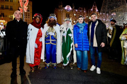 Un gent&iacute;o impresionante venciendo el fr&iacute;o acude a ver una  Cabalgata muy floja