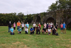  Un grupo de 25 personas recorre el trazado del Camino de Santiago que discurre junto al Pas