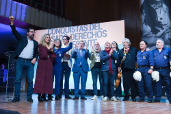 Un grupo de j&oacute;venes increpa a los l&iacute;deres de UGT y CCOO en un acto sobre los derechos laborales: "Comegambas"