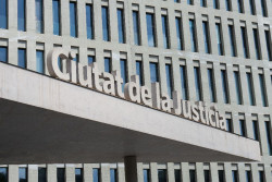 Un juzgado amnist&iacute;a a los 46 polic&iacute;as investigados por las cargas del 1-O en Barcelona
