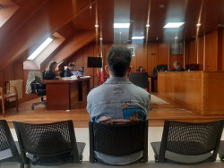 Un niño de 15 años acusado de abusar de una niña de 13 en un cumpleaños lo niega y la víctima ratifica la denuncia