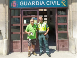 Un peregrino rescatado en 2018 visita a la Guardia Civil de Laredo para agradecer su ayuda