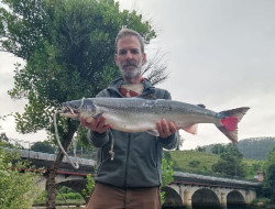  Un pescador asturiano captura en el r&iacute;o Nansa el `campanu`, de 4,7 kilos