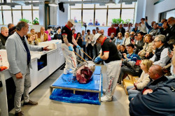 Un `ronqueo` de atún inaugura el aula gastronómica de Santander `La Cocina de la Plaza`