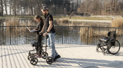 Un tetrapléjico consigue volver a caminar gracias a un dispositivo que conecta el cerebro con la médula espinal