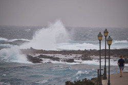 Un total de 10 provincias y Melilla estar&aacute;n hoy en aviso por olas, viento, lluvias, tormentas y calor