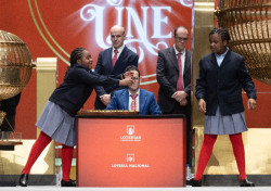 Un total de 14 ni&ntilde;as y 9 ni&ntilde;os de San Ildefonso "repartir&aacute;n" los millones del sorteo de Navidad tras meses de ensayos