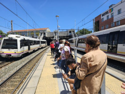 Un tren se detiene en Valdecilla después de que dos adolescentes provoquen un fallo al abrir las puertas