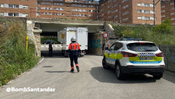 Un vehículo de reparto queda atrapado en un paso subterráneo de Santander