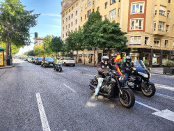 Una caravana de cerca de un centenar de vehículos recorre Santander para protestar contra la Zona de Bajas Emisiones
