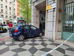 Una conductora de 74 años empotra su coche contra la sede de la Seguridad Social en Santander