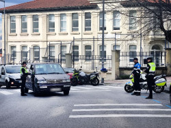 Una conductora de 83 años choca contra una valla y da positivo en alcohol