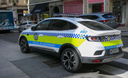  Una conductora que triplicaba la tasa de alcohol choca contra cuatro coches aparcados y vuelca