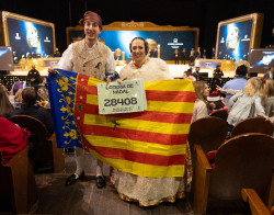 Una joven vestida de fallera, entre las primeras en entrar al Real: "Es el mejor homenaje para Valencia"