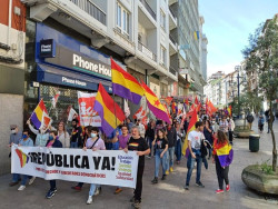 Una manifestaci&oacute;n de 200 personas recorre Santander por el aniversario de la proclamaci&oacute;n de la II Rep&uacute;blica