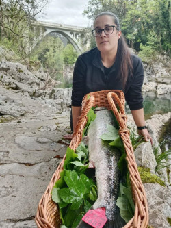 Una pescadora de Ramales captura en el río Pas el `campanu`, de 5,3 kilos