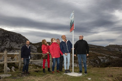Una placa en Los Machucos reconoce las 26 subidas seguidas del ciclista Borja Ortiz