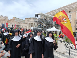 Unas 100.000 personas asisten al "emotivo" Regina Caeli de Le&oacute;n XIV y destacan su "necesario" mensaje de "paz"