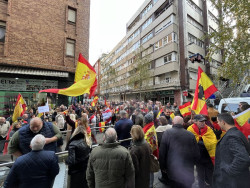 Unas 170 personas protestan de nuevo frente a la sede del PSOE cántabro contra los pactos de Sánchez